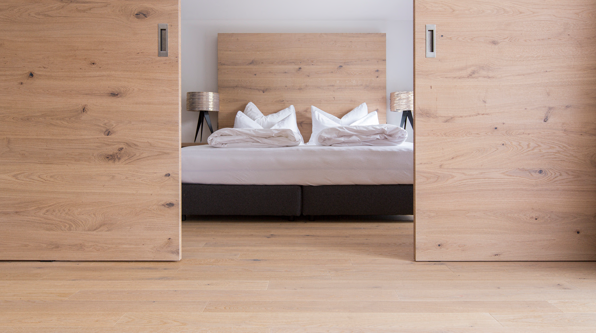 Schlafzimmer aus Holz mit Schiebetüren