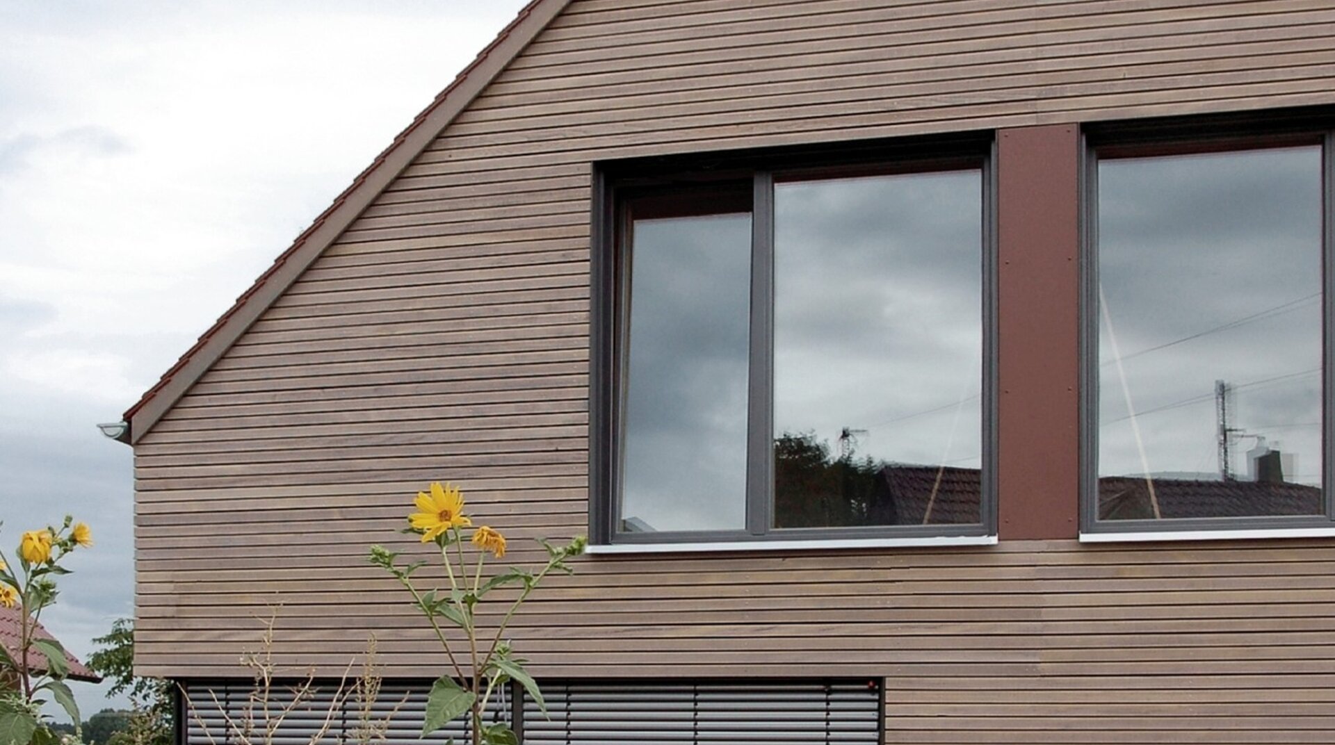 Gruber Einfamilienhaus, von außen, mit Holz verkleidet