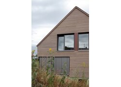 Gruber Einfamilienhaus, von außen, mit Holz verkleidet