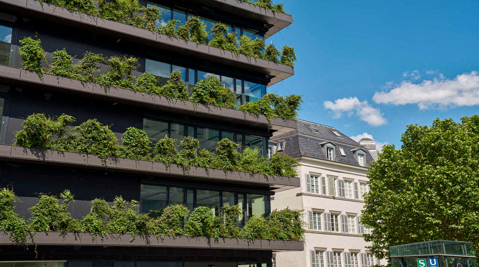 Eine Ecke der Calwer Passage. Man sieht die Pflanzen auf jeder Etage, welche die Fassade zieren.