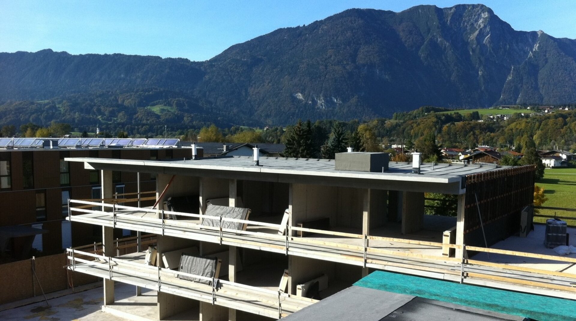 Mehrfamilienhaus, im Bau, vom Dach aus fotographiert