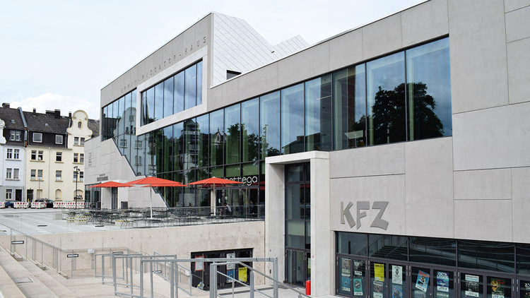 Man sieht die moderne ERWIN-PISCATOR-HAUS STADTHALLE in Marburg