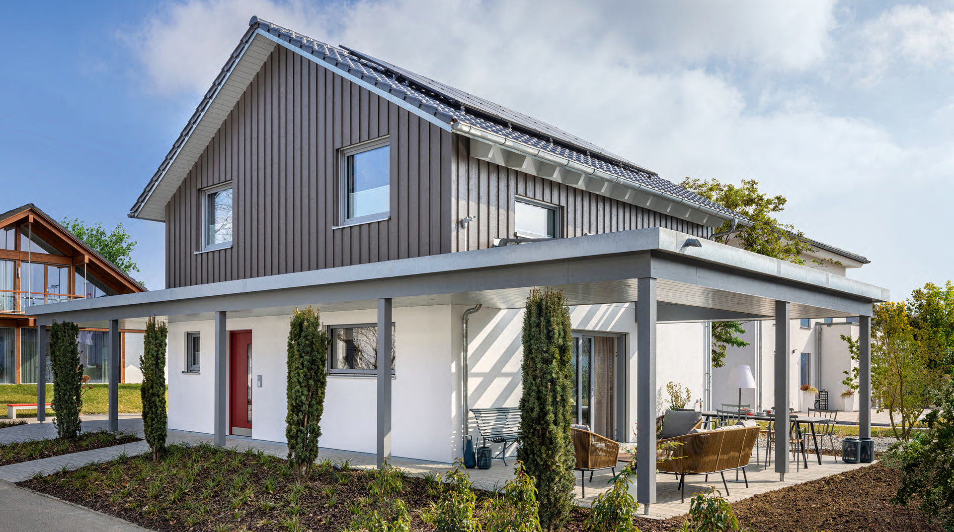 Seitliche Vorderansicht des Hauses mit Terrasse