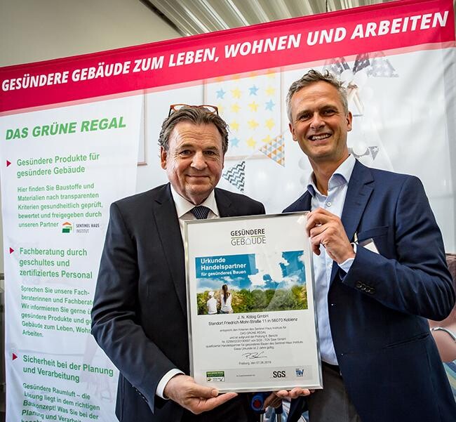 Peter Bachmann und Gerhard Menzel halten das Zertifikat