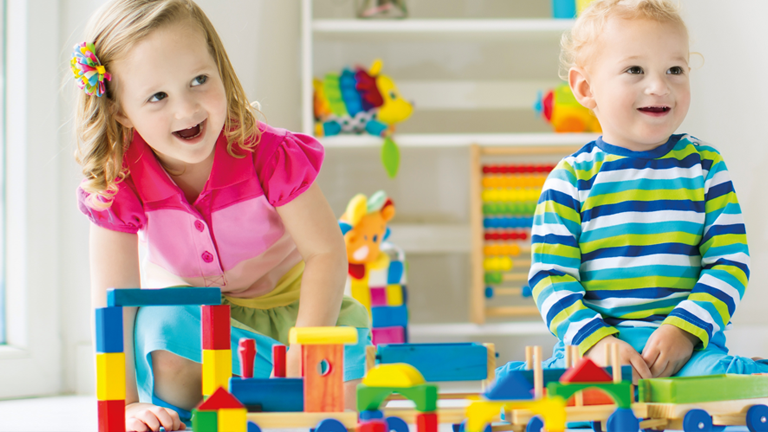 Kinder spielen glücklich in wohngesundem Kinderzimmer