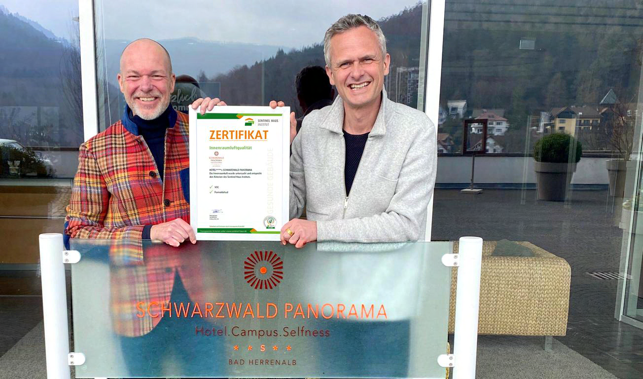 Der Geschäftsführer vom Sentinel Haus Institut Peter Bachmann überreicht  dem Schwarzwald Panorama Hotel das Zertifikat.